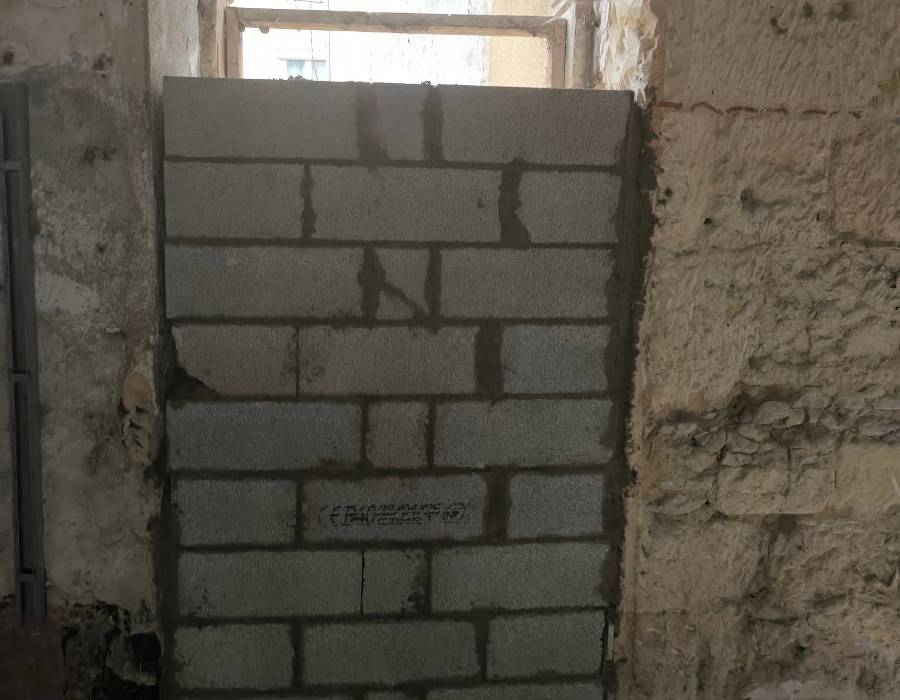 Travaux de maçonnerie en rénovation Travaux de maçonnerie intérieure avec montage d’un mur en parpaings dans le cadre d’une rénovation